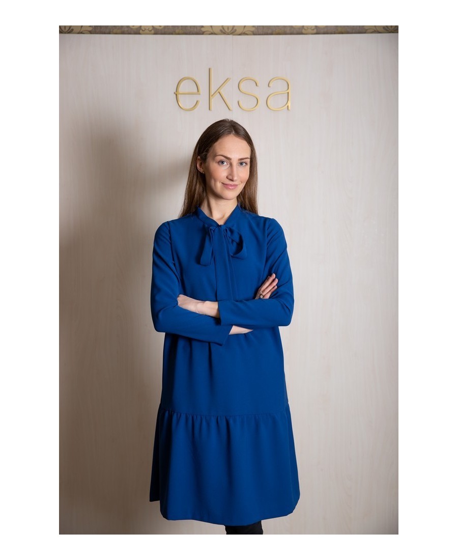 Platėjanti suknelė su raukiniais ir rišamu kaspinu | eksa.lt
